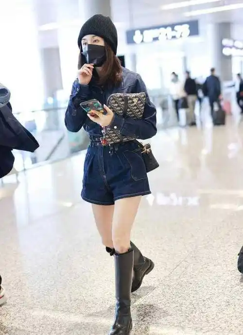 原创王子文穿搭真有一套牛仔连体裤配骑士靴洋气又显高