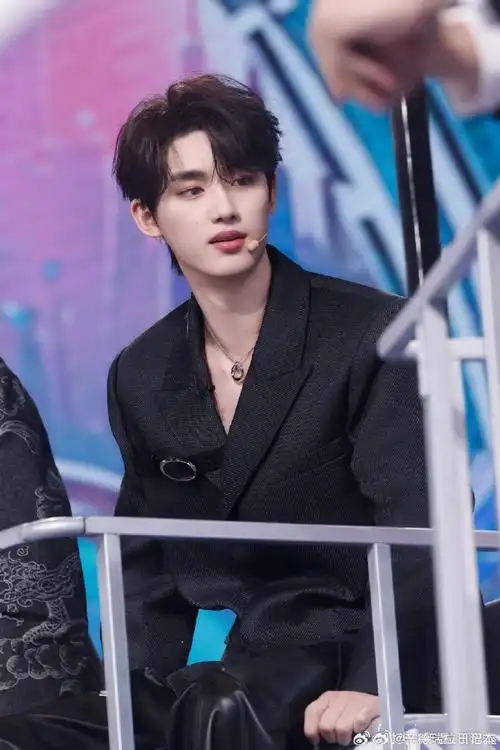 丁程鑫一款小孩总#将头发梳成大人模样,穿上一身帅气西装,小孩总的