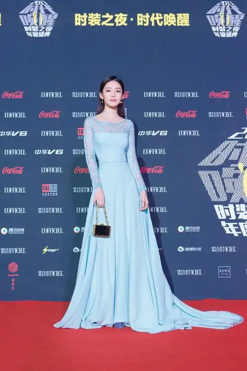 李沁淡蓝色开叉礼服时装之夜性感图片