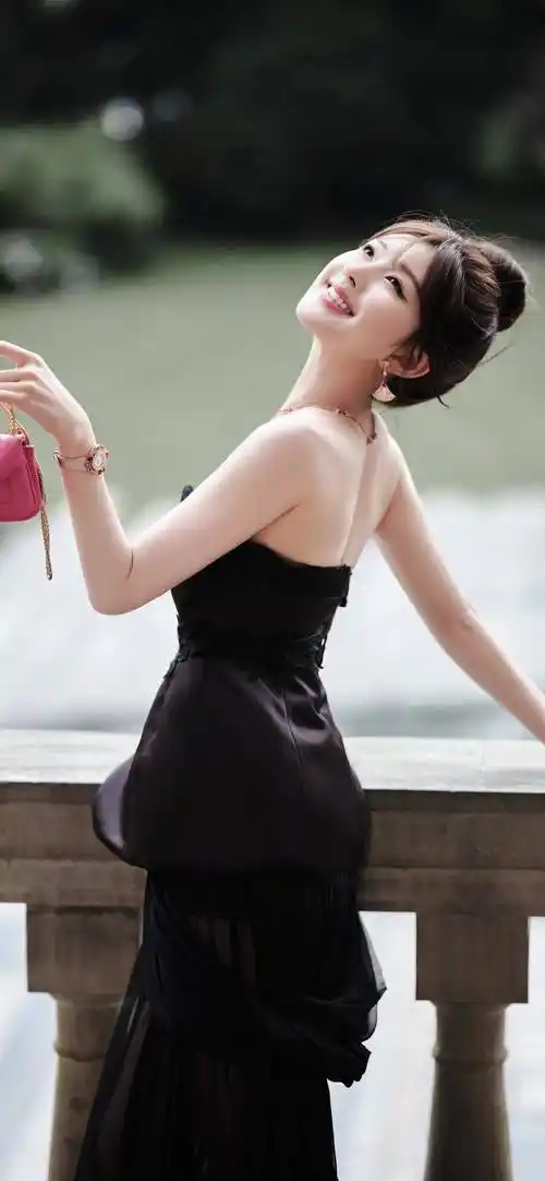 元气美女赵露思肤色白皙,清新可人,眼眸中流露出明亮的光芒_笑容_时尚