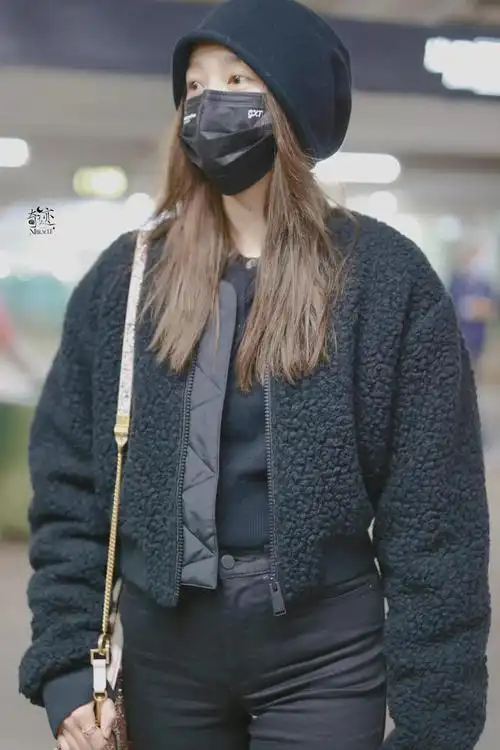 关晓彤机场私服look,all black穿搭帅气十足,尽显完美好身材