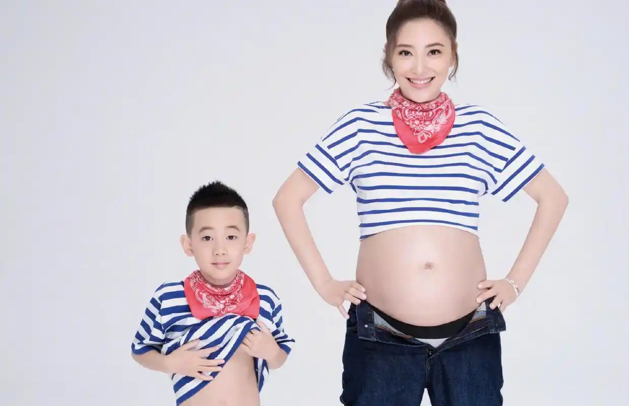 应采儿晒陈小春拍摄的孕照,蓝色条纹t恤配红色丝巾,清爽减龄_肚子