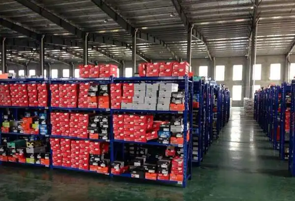 品牌折扣运动鞋货源工厂直销 免费加盟代理