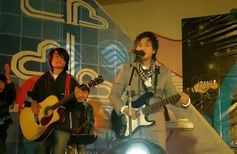 他是亚洲情歌王子,张信哲接班人,巅峰时消失,如今怎么样_音乐_郑源