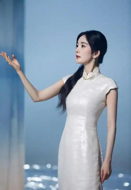 杨幂穿旗袍真的太美了能一直顶流这么多年不是没原因的