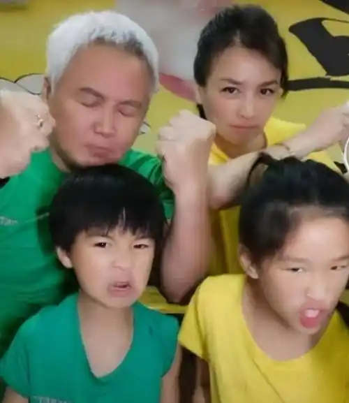 "酒窝美女"张庭发展副业旺盛,女儿长相一般,儿子遗传她的基因_明星