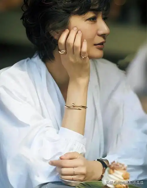 有品位的女人首饰不会戴太多戴这3个位置就足够高级优雅