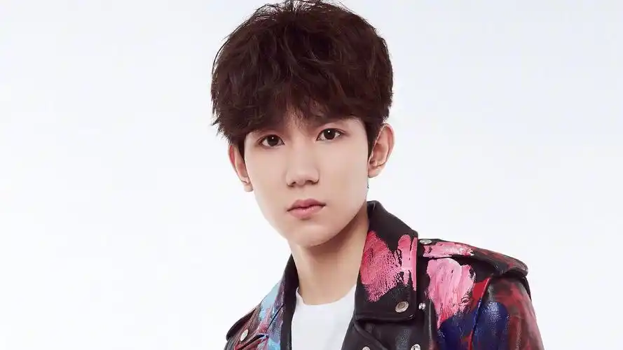 34m上传时间:2020-06-16壁纸标签:王源tfboys明星明星风尚壁纸封面图