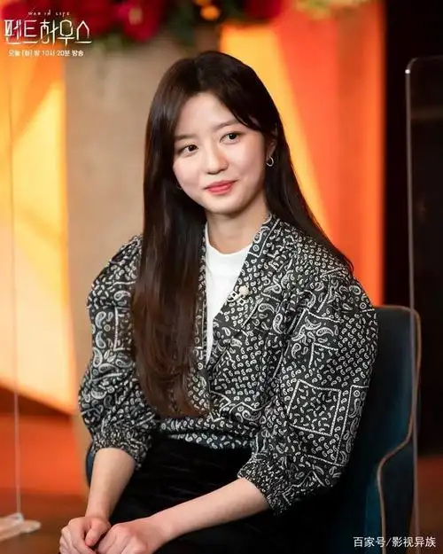 金贤秀饰裴罗娜