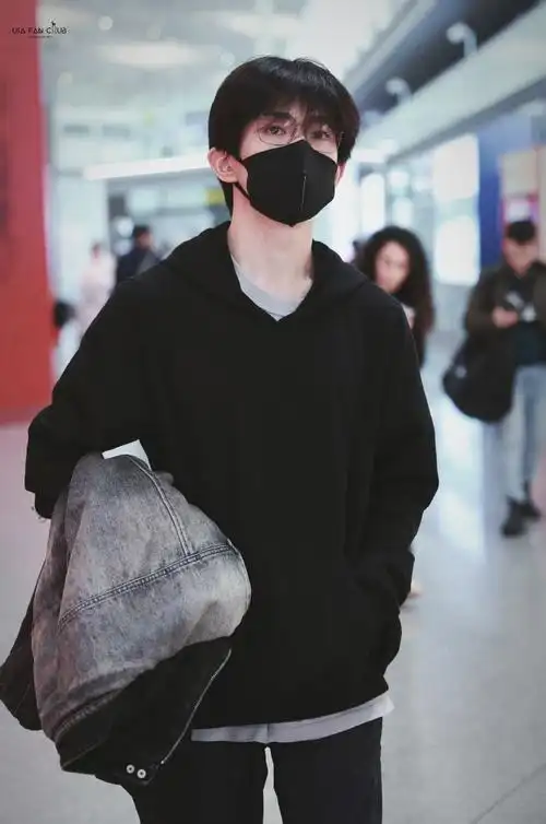 易烊千玺超话#易烊千玺出发日内瓦#  240408 重庆飞北京飞哥本哈根