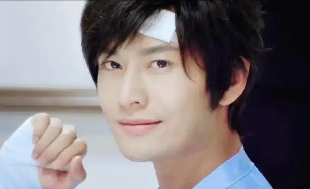 近几年,网友常常吐槽黄晓明油腻,但大家还记不记得,晓明哥年轻时也是