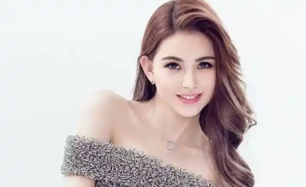 昆凌17岁就跟周杰伦交往,曾经的照片都能体现周杰伦很幸福_模样_妻子