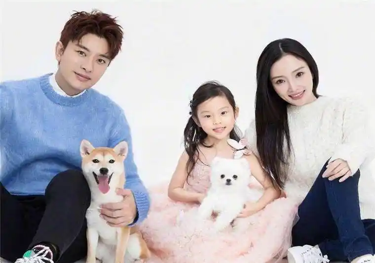 贾乃亮带甜馨参加亲子活动,罕见同框,满眼父爱令人心疼.