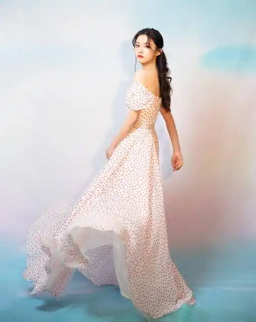 1996年出生的林允模特出身,辨识度较高的长相加上高挑的身材,清纯的