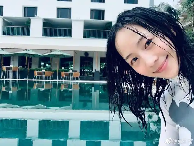 张钧甯游泳不忘自拍 素面朝天元气满满超美丽_新浪图片