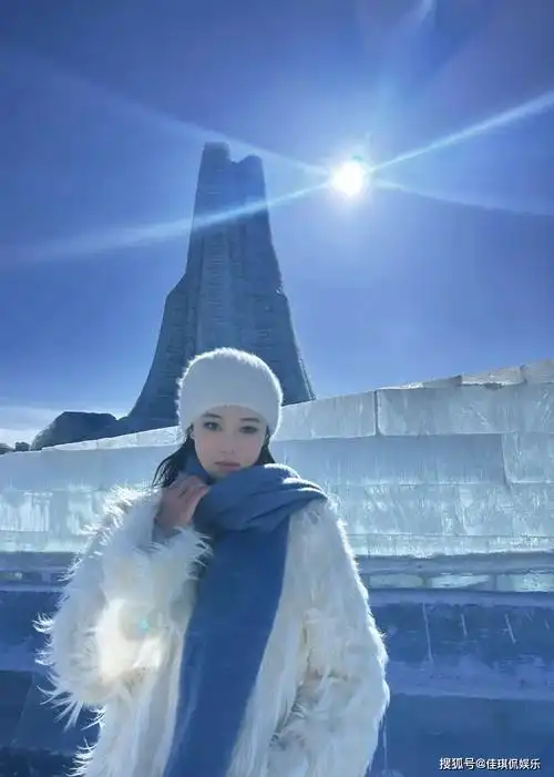 张馨予冰雪大世界美照,何捷视角下冰雪女王好飒,路人角度真相了