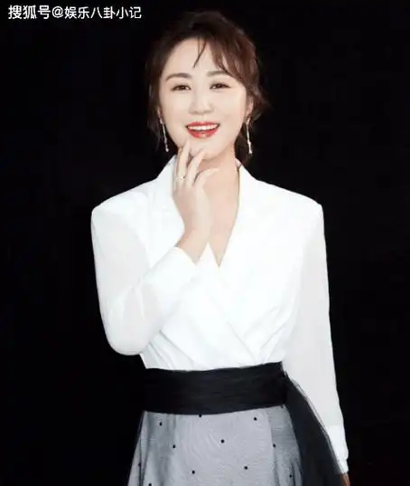 她是喜剧女王,被渣男抛弃后下嫁小11岁鲜肉,今成圈内最幸福的人_马丽