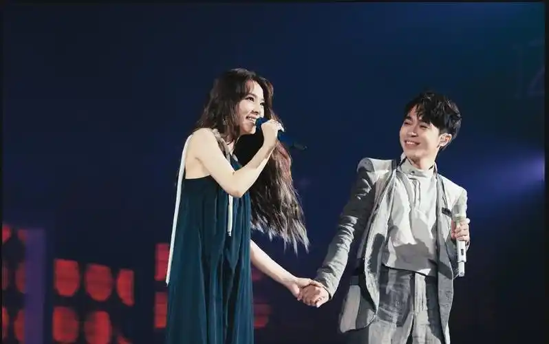 吴青峰田馥甄首次合体12分钟27首经典歌曲串烧 真是大饱耳福