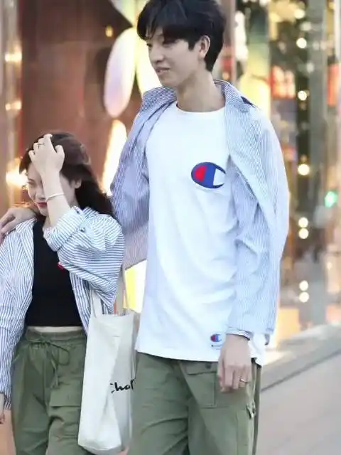 微博正文 2019-3-12 关注 最萌身高差,单身狗受到1万的暴击,太甜了