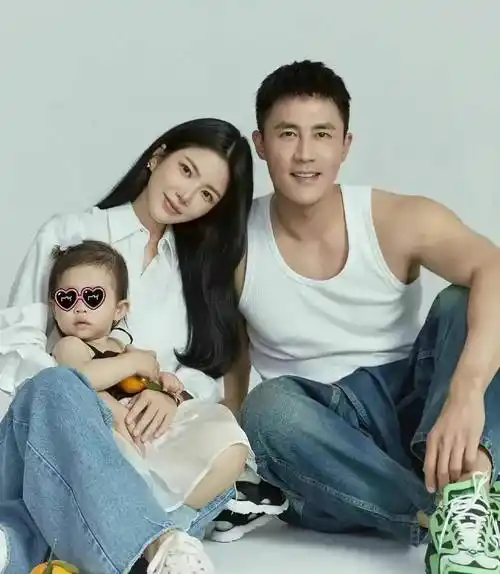 杜淳老婆王灿罕晒全身照,腿又细又白堪比女明星,短发更像宋慧乔