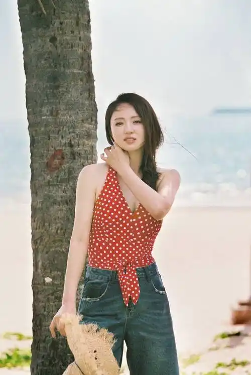 董璇穿性感露背装享受日光浴微风吹拂秀发楚楚动人