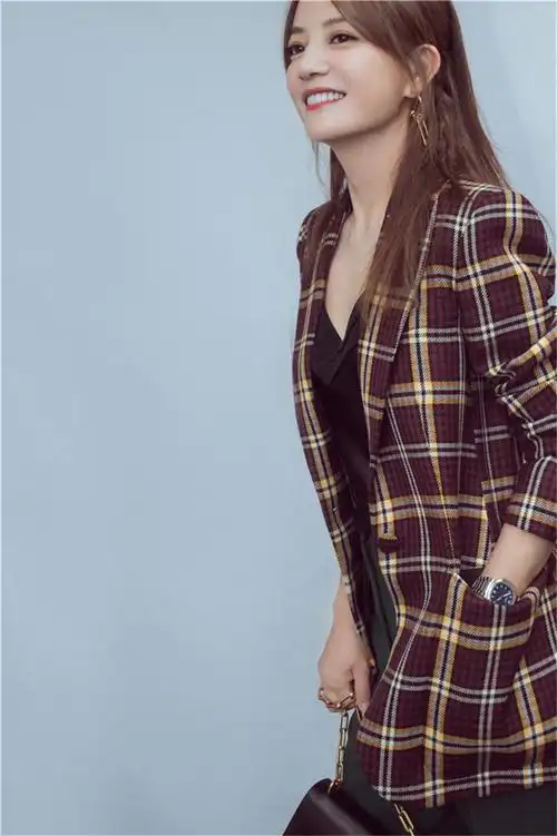 照片中,赵薇身穿格子西装搭配深色阔腿裤,时而以坚定目光注视镜头