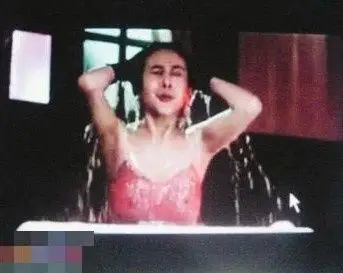 关之琳罕见泳装凸点