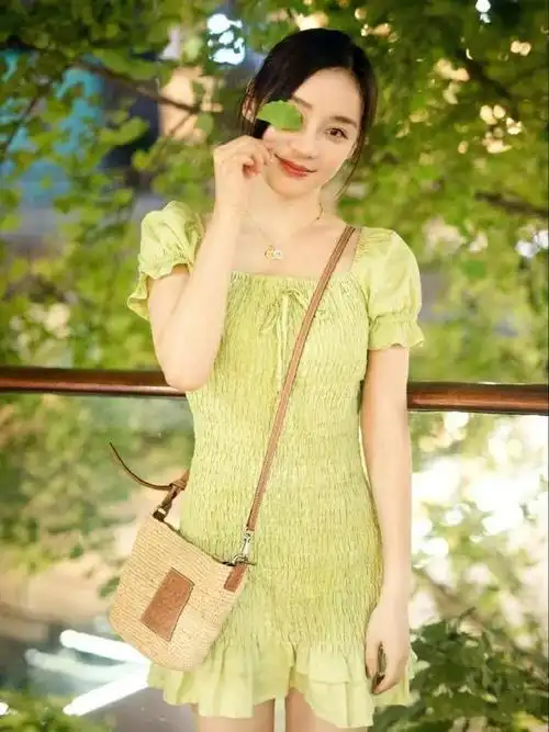 穿搭美好的夏天悄悄的来啦,最近好多女明星都已经穿上了绿色~这沁人