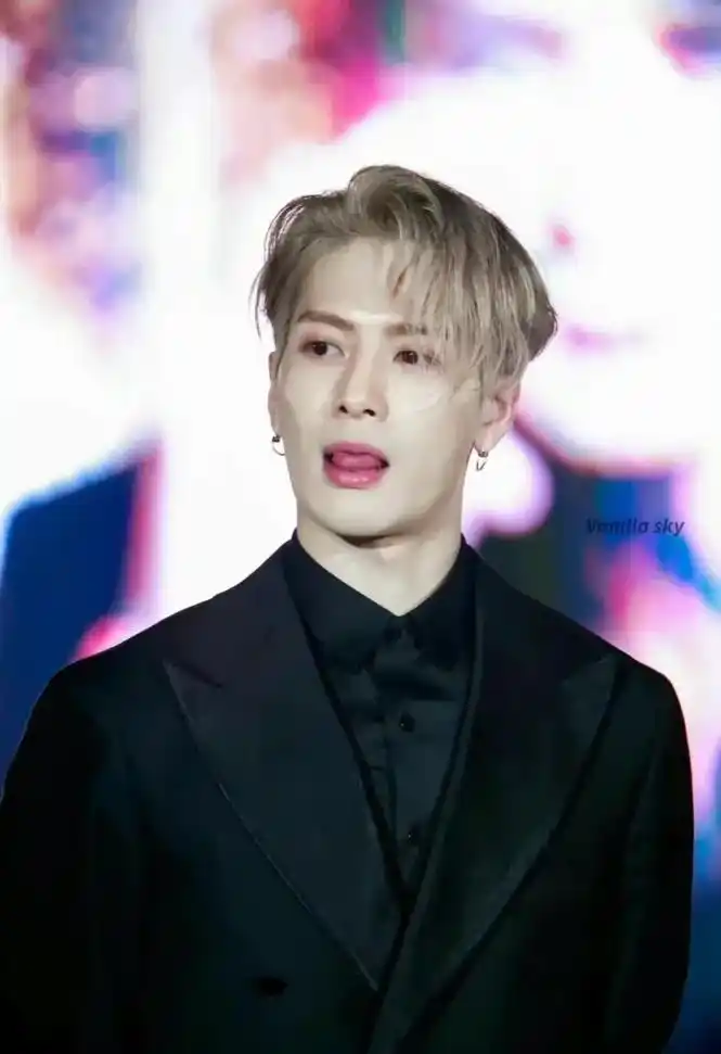 王嘉尔淋雨好性感l此专辑还有256张图片