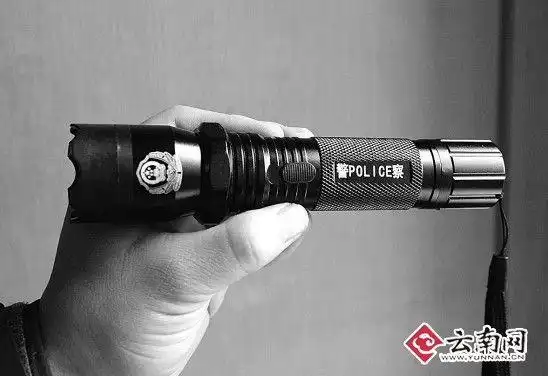 记者调查称旧货市场内可随意买到电击手电筒
