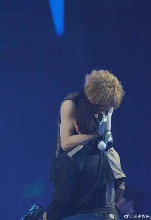 薛之谦演唱会上的显眼包#鹿晗演唱会都是粉丝做显眼包,薛之谦演郴会