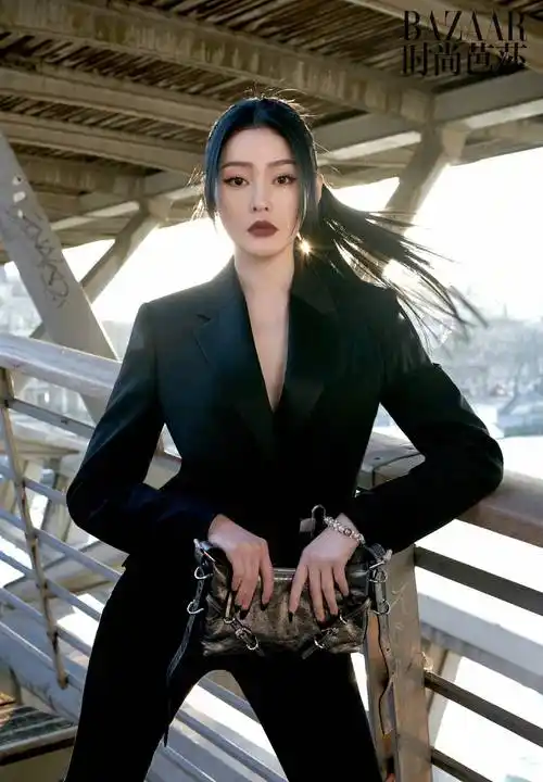 看场上的画面,张天爱身穿纯黑色时尚西装,搭配黑色漆皮靴.