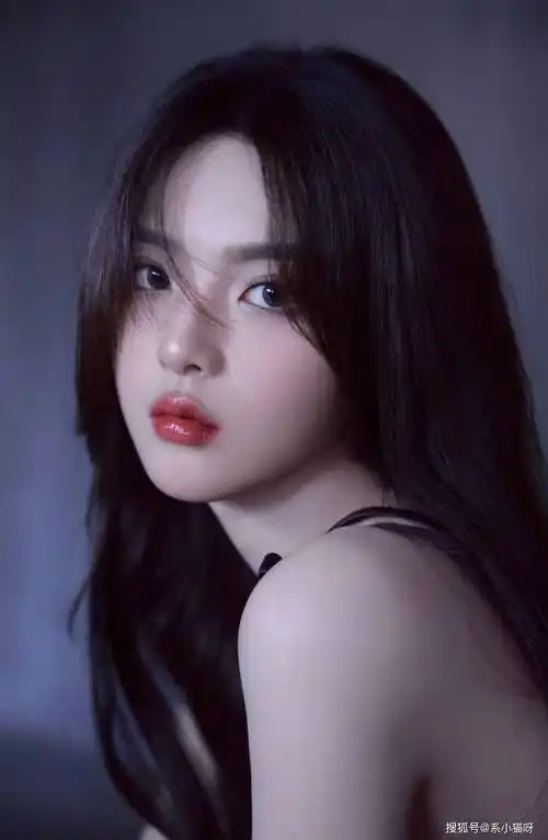 杨超越穿紫纱裙绝美,长腿若隐若现——璀璨之星的闪耀瞬间_人们_形象