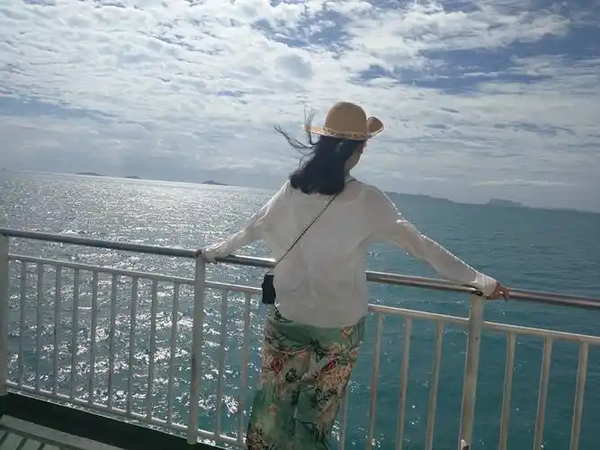 面朝大海背对手机……这绝对是最佳摆拍的意境!