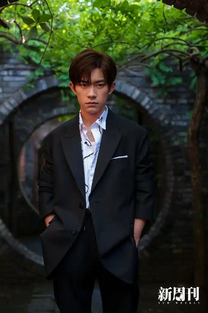易烊千玺黑西装眼神坚毅帅气写真图片910