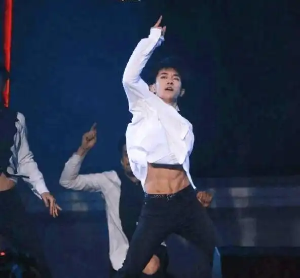 原创易烊千玺的身材有多好?看清易烊千玺的腹肌,完全可以演硬汉