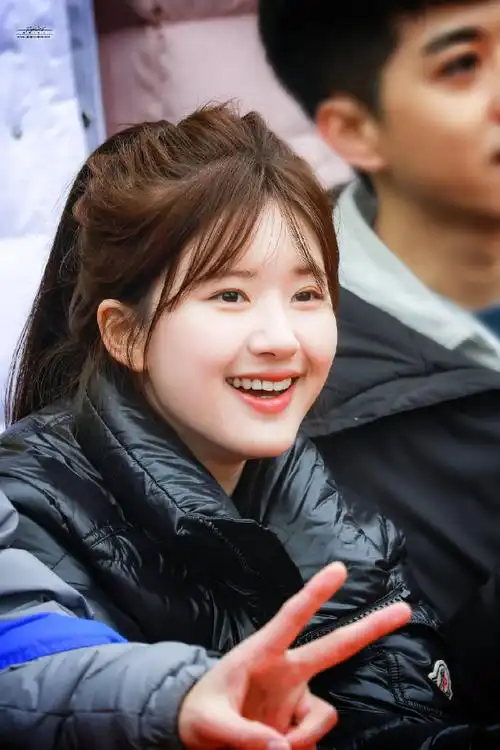 【明星】赵露思超话后浪开机图,空气刘海加高马尾,靓丽且利落,笑颜