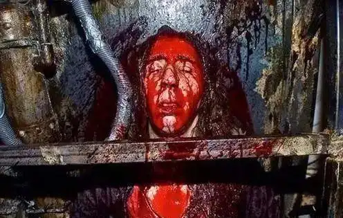 史上最恐怖鬼屋出炉,需签生死状排队等待方可进入.(慎点)