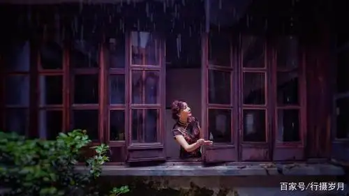 倚窗看雨,淅淅沥沥,飞珠溅玉的叮咚敲醒了沉睡的笔