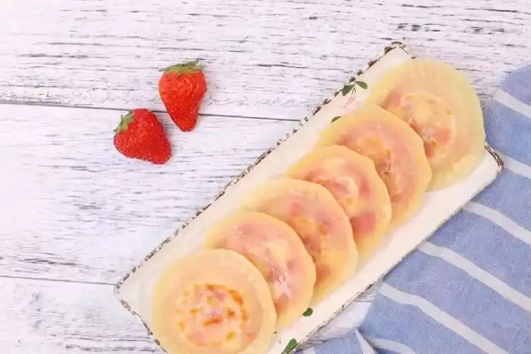 这样一款草莓派,可以说是一种非常简单的,在家就可以自己做的甜品!