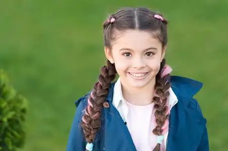 时尚潮流.美容美发.女孩可爱的笑脸在户外.公园散步愉快.微笑和快乐.