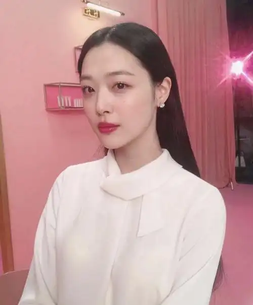 崔雪莉 | 画报拍摄花絮,活泼的粉红造型,笑起来更似牛奶水蜜桃