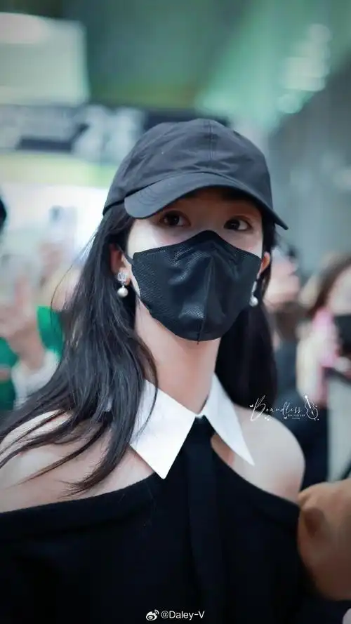 杨紫露肩黑上衣## 杨紫巴黎时装周