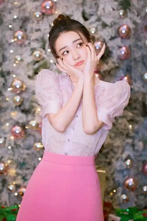 原创徐璐的身材究竟有多撩人看到她蹲下那一刻网友太性感了吧