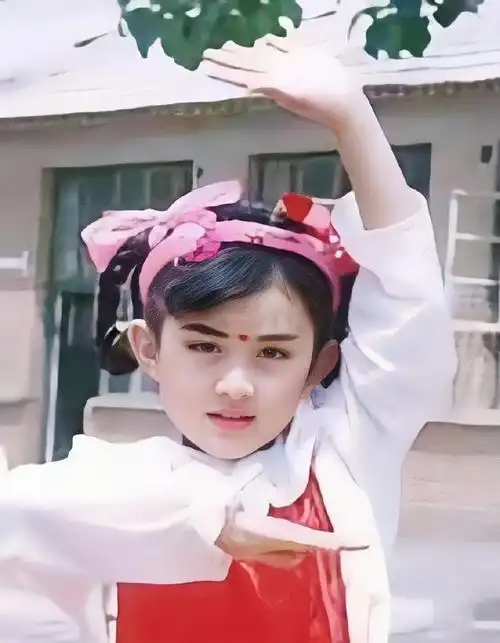 赵丽颖儿童照##赵丽颖幸福到万家#哈哈哈哈原来嘿哈表情包是从小净後