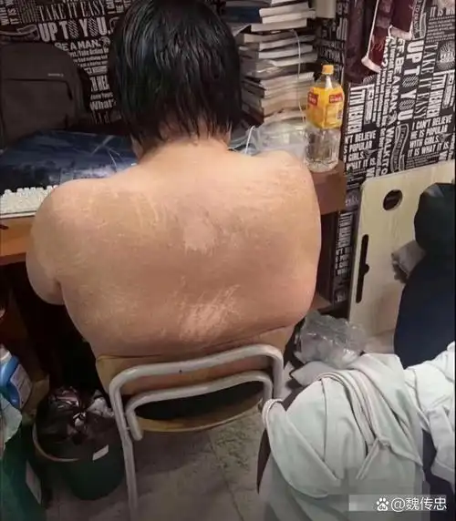 要不要劝劝他呀?味道真的太难闻了