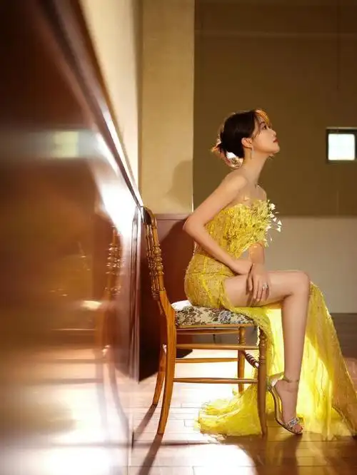 蓝盈莹的身材被低估了,鎏金高开叉长裙,尽显完美腰臀比