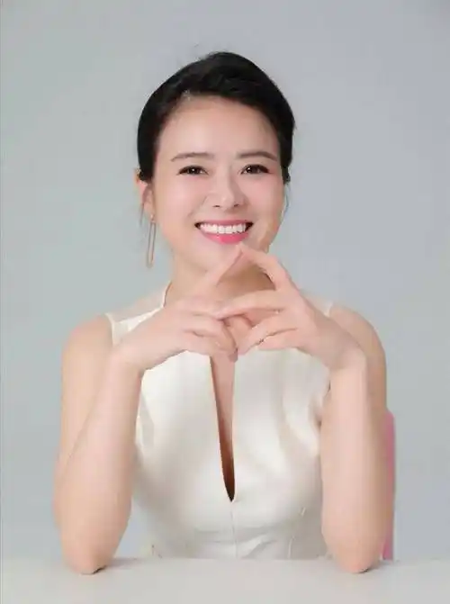 主持人陈辰:与大8岁程雷分手,转身嫁帅气音乐家,41岁冒险生子_余笛