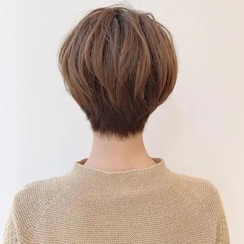 短发之美,除了可以把侧面的头发别到耳后,展现出利落干练之美,后区的