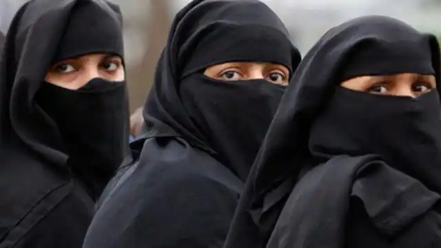 阿拉伯女人很神秘,白天裹黑纱蒙面,晚上却是另一番模样!